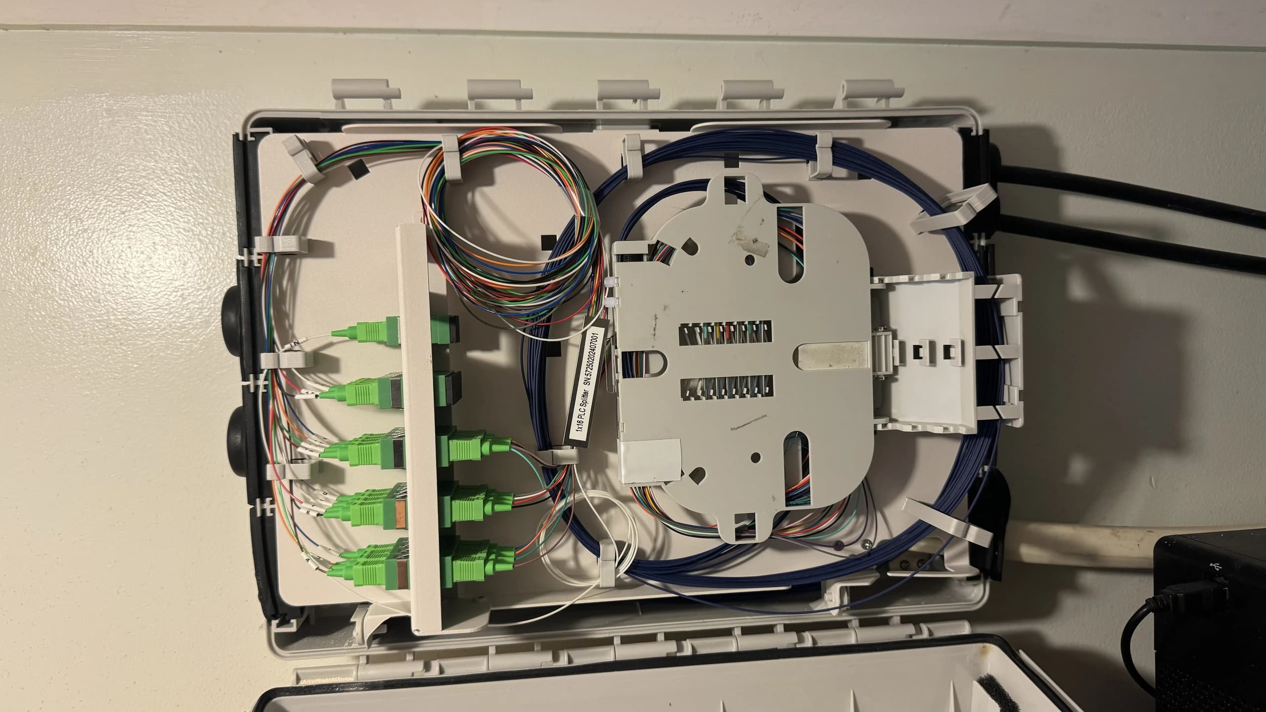 Passive optical splitter enclosure with connectorised fibre infrastructure